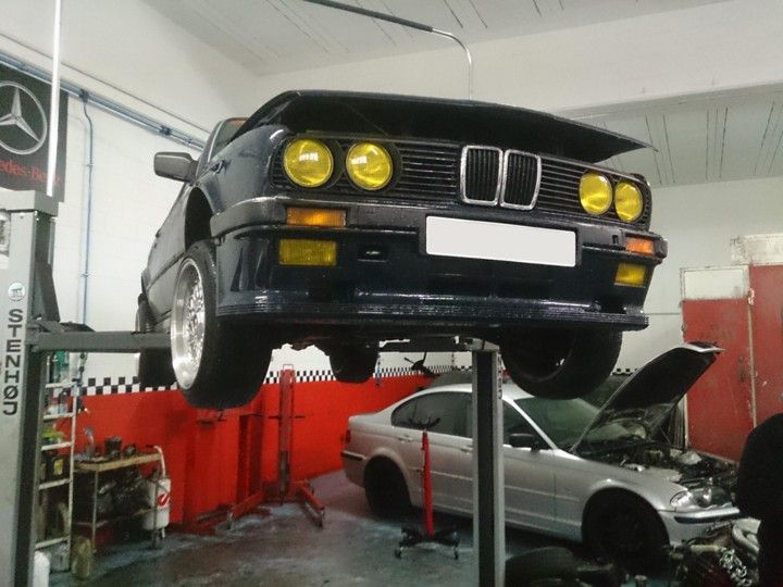 BMW 320i E30