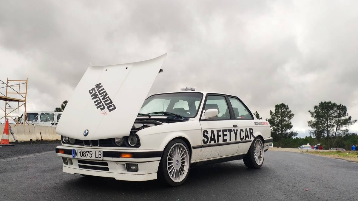 BMW E30 V8 swap safety car